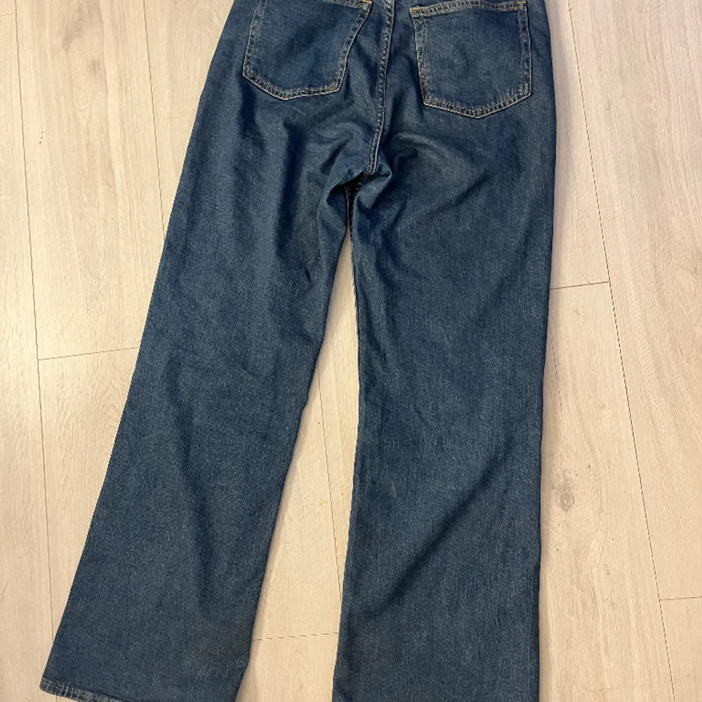 Säljer dessa mörk blåa jeans som går högt i midjan. Dem sitter jättefint på kroppen och är i storleken 38🤍. Jeans & Byxor.