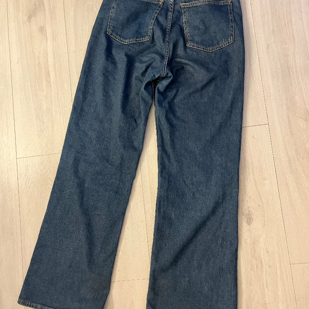 Säljer dessa mörk blåa jeans som går högt i midjan. Dem sitter jättefint på kroppen och är i storleken 38🤍. Farkut & Housut.