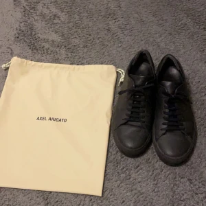 Axel Arigato skor - Axel arigato skor i hyfsat skick. Priset går att diskutera. Dustbag finns med.