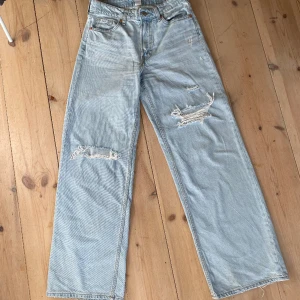 Jeans - Säljer allt så om ni gillar det så är det vara att köpa det. Är 167cm, dem är för långa på mig har använt dem 2 gånger har tvättat och strykt dem. Finns inga problem med dem.
