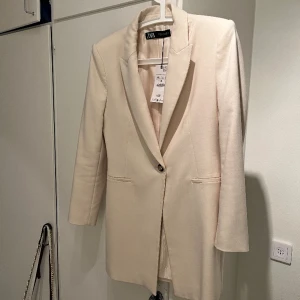 Blazer/ kavaj Zara - Helt ny med prislapp . Skickas spårbart för 80kr