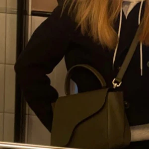 Atp väska  - Intresskoll på min atp väska som jag köpte för 4800kr för knappt ett år sedan. Den har använts varsamt, med noll defekter:) Skriv till mig med prisförslag🤗