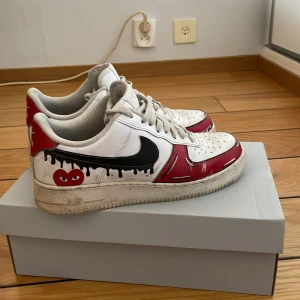 Custom Made Nike Air Force 1 - Säljer nu mina custom made Nike Air Force 1 för dom har blivit för små! Skick: Sparsamt använda, 7,5/10 Storlek: 42 Nypris: 2400 Mitt pris: 549😄👍
