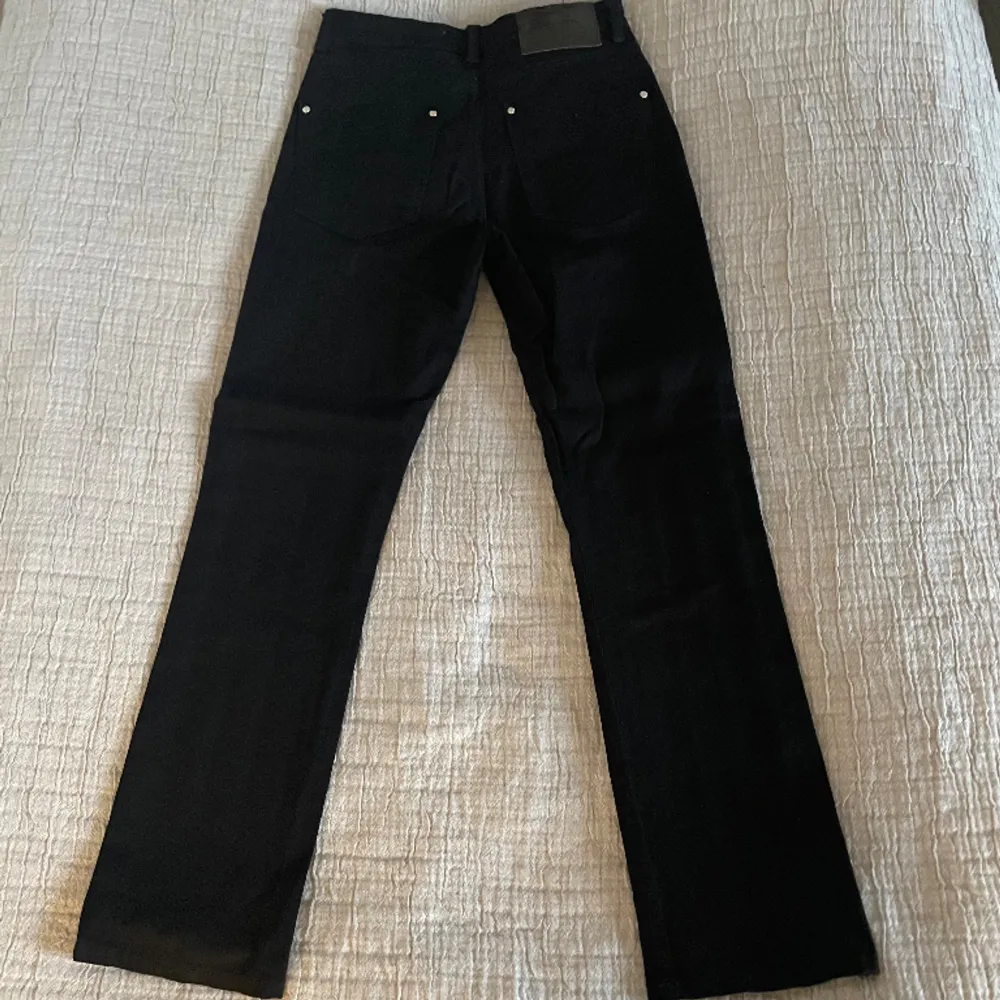 Svarta jeans från Zara, endast testade och köpta nya i butik. Storlek 34/XS. Slutar lite nedanför ankeln på mig som är 164 cm 💕. Jeans & Byxor.