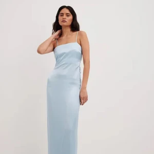 Jag säljer min blåa satin klänning från NA-KD. Den är perfekt till balen. Säljer då den är för liten för mig - Det är en blå satin klänning, den har en öppen rygg men långa knyt band. Perfekt till bal eller bröllop! Klänningen är i storlek 34. Den är helt oanvänd🤩