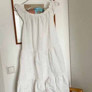 Vit klänning - Vit klänning säljer då den inte andvänds längre perfekt nu till sommaren och i väldigt bra skick 
