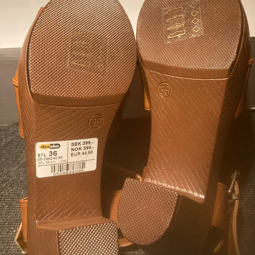 Fina Sandaler med skön klack Fr Din sko, Stl 36, normala i Stl.  Nypris: 399 kr, pris nu: 95 kr . Skor.