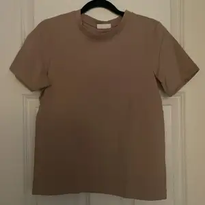 Gina t-shirt i storlek xs köptes för 199 säljs för 30kr priset kan diskuteras💕