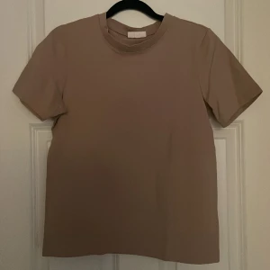 Brun gina t-shirt  - Gina t-shirt i storlek xs köptes för 199 säljs för 30kr priset kan diskuteras💕