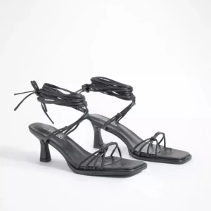 Låga klackar  - Svarta klackskor med snörning som inte är använda! Nypris 396:-  Kund står för frakt💞