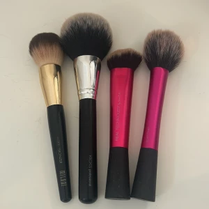 Sminkborstar - Sminkborstar från olika märken. Rengör med hickaps borstrengöring innan jag skickar. Vid köp av flera borstar kommer vi överens om något bra pris. ☺️🤝