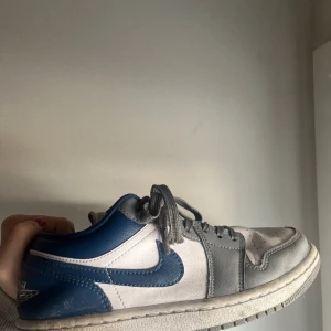 Jordans - Säljer mina Air Jordan 1 Low Stealth French Blue. Ej använda så mycket men dom är ganska creasade. Dom går nog att få väldigt rena. Säljer dom för att dom ej kommer till användning 