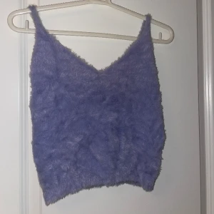 Mjuk fluffigt linne  - Jätteskönt mjukt fluffigt linne ifrån DesignBySi. Använd några gånger men i bra skick. Storlek XS/S, själv är jag S och den passar. Lapp är bortklippt i nacke. 