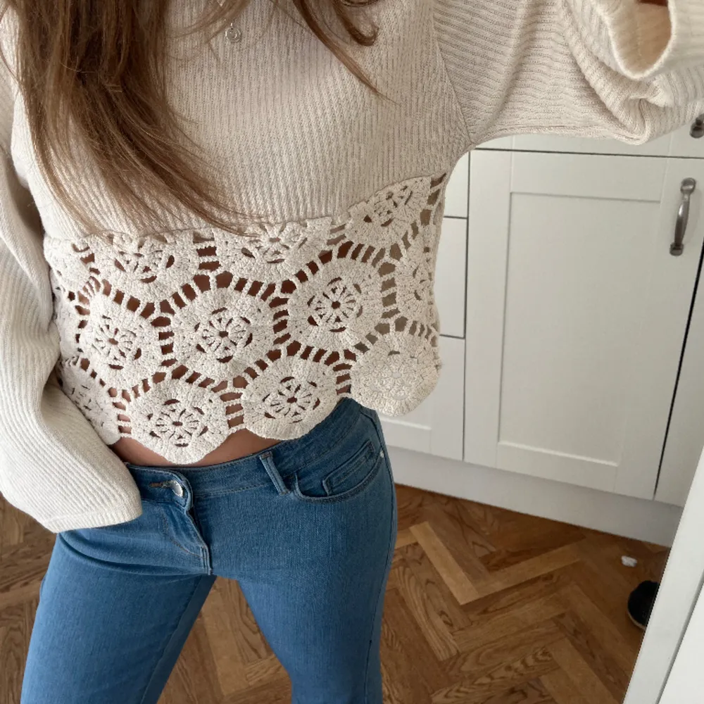 Sån sjukt söt tröja med detaljer på framsidan🥰 Perfekt nu till våren!!. Tröjor & Koftor.