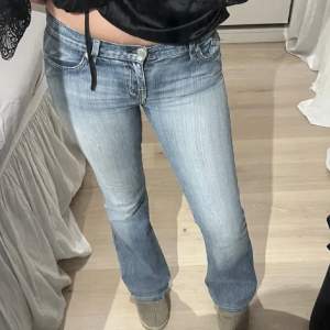 Dessa lågmidjade bootcut jeansen har den perfekta blåa färgen! 💕Har sprättat upp längst ner för att få dem lite längre och de sitter perfekt, är 167 cm!