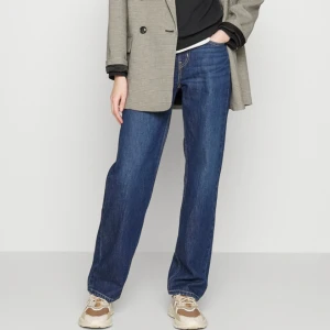 Lågmidjade Levis jeans - Levis jeans i modellen ”Low Pro”. Midjestorlek är 29 men det är tvättade några gånger så skulle säga att de är mellan 28-29 i midjan. Motsvarar storlek M ungefär. Är lågmidjade i modellen. Pris kan diskuteras. Kostar 1 055 kr orginalt.💙