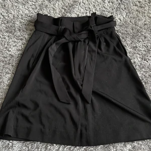 Kjol - Svart kostymkjol från Bikbok i storlek 36🤍