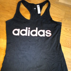 Adidas träningströja - Säljer en supersöt och snygg adidasträningströja köpt på adidas, använt runt 5ggr, adidastexten har lite gått bort i tvätten men man tänker inte så mycket på det💞