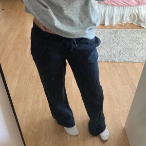 SVARTA LÅGMIDJADE MYSBYXOR - Säljer dessa lågmidjade mysbyxorna! Jättefina, säljer även ett par gråa på min profil! Jag är xs-s så dessa är små i storleken 