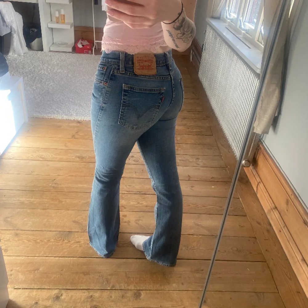 Jättesnygga lågmidjade jeans från Levis i strl W28 L32🩵 har ett litet hål på rumpan, skriv för bild! Midjemått: 37cm, innerbenslängd: 81cm. Jeans & Byxor.