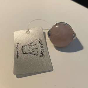 Supersöt ring - Hej, säljer en helt ny ring i rosenquartz från märket ”Pearls for girls”. Den är oanvänd med prislapp kvar. ☺️ köpte den för 249kr och säljer för 100kr eftersom den inte kommer till användning. 🥰