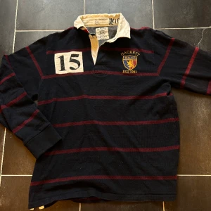 Hacket Tröja - En hacket tröja med lite vintage stil, säljes i jätte fint skick.  Nypris 1500kr Säljes för 349kr