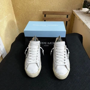 Philippe model skor - Tjena! Säljer nu dessa rintigt feta philippe modell skorna // Skick8/10 förutom en liten defekt vid hälen // Allt og medföljer🙌 // Vid frågor så kom gärna pm.