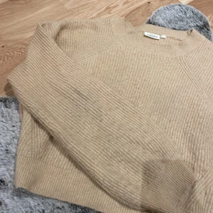Mysig stickad tröja  - Väldigt fin stickad tröja från kappAhl. Ärmarna på tröjan är lite långa vilket gör att den passar extra fint till en kort kjol om det vore kyligt. Pris kan diskuteras Storlek: 158/164 men passar mig som är 167cm lång