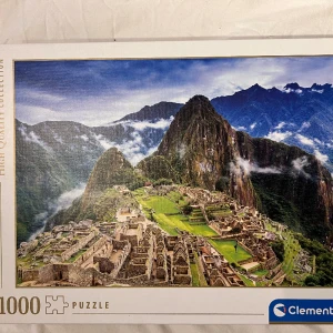 Clementoni Pussel 1000 - 1000 bitars pussel.  Lagt en gång av mig, se bild 2.  mått: 69x50cm färdiglagt