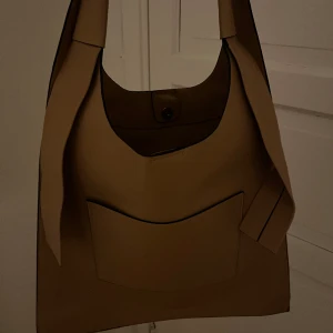 Zara väska - Säljer denna fina zara väska som aldrig kommit till användning🤎