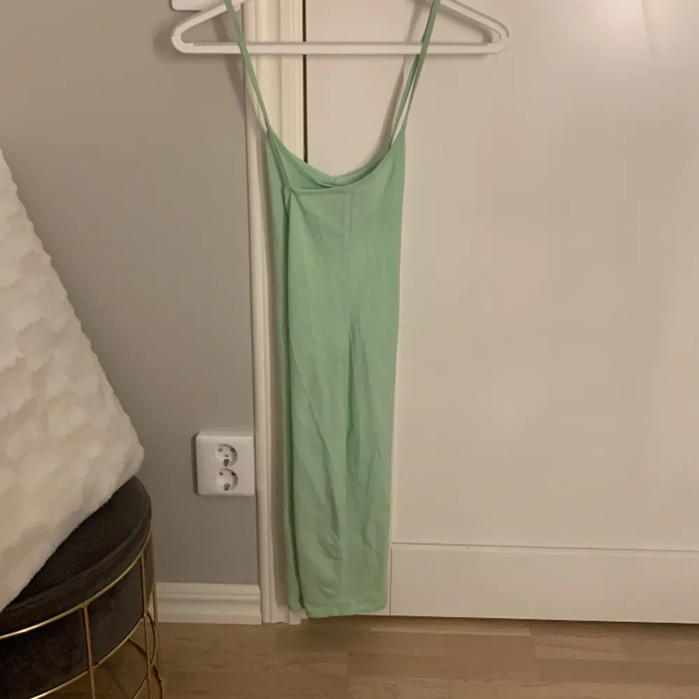 Säljer denna super fina ljusgröna långkläning! Säljer den för att jag inte har användning för den längre, har använts fåtal gånger så i bra skick! Ny pris 150kr . Klänningar.