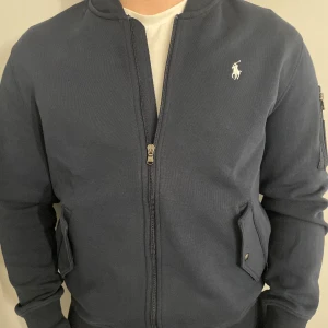 Ralph Lauren Cardigan  - Säljer nu denna cardigan/tröja. Använd 3 gånger, säljer då den inte kommer till användning. Storlek M men passar även L. Köpt på NK Stockholm. Nypris 1895kr  Hör av er vid frågor! Priset är ej hugget i sten.