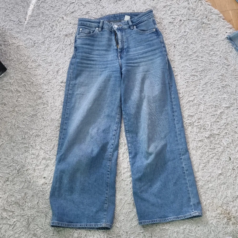 Ett par blåa jeans från h&m. Använda men relativt välbevarade. Det finns lite tecken på användning men inget som syns när de är på.. Jeans & Byxor.