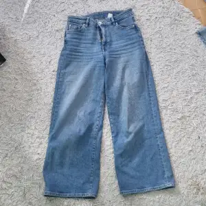 Ett par blåa jeans från h&m. Använda men relativt välbevarade. Det finns lite tecken på användning men inget som syns när de är på.