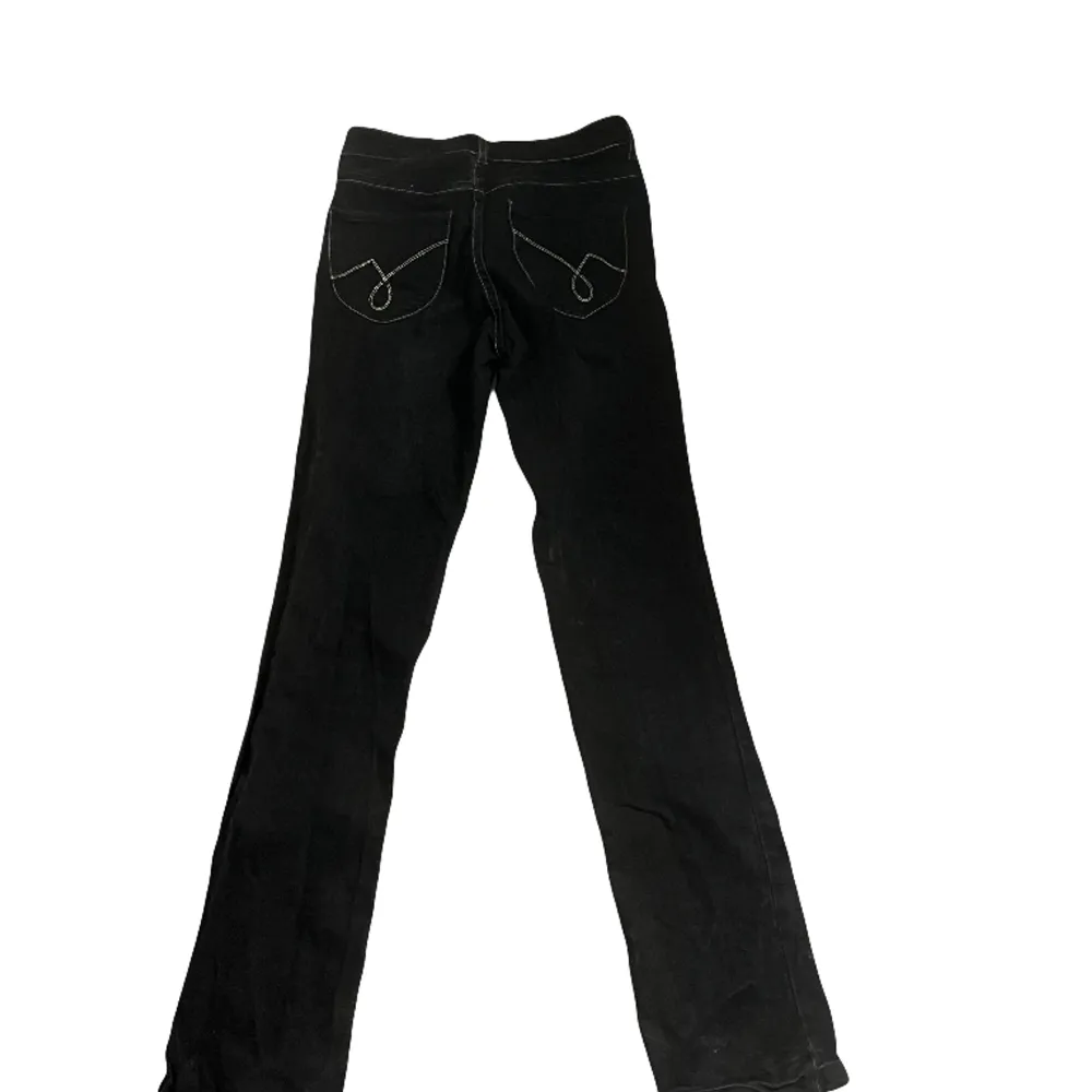 Svarta  rätt så low-waist jeans från Lindex. Bootcut och lite åt skinny hållet däremot. Ganska använda & köpa secondhand. Men inga  defekter 🩷 Lite  små på mig som är 175.. Jeans & Byxor.