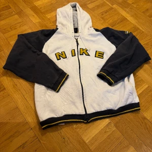 Nike Vintage 90’s Spellout Hoodie - Bra skick, spår av lätt, lätt smuts på mage.