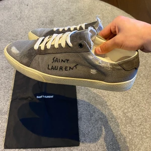 Saint Laurent skor - Tja! Säljer nu mina skit feta  saint Laurent skor som är väldigt limiterade då just denna färgen inte säljs längre! Storlek 41 passar 42 också Skick: 8-9/10 Nypris 6000 Säljs för 4800 Pris går att diskutera vid snabb afärr😁  