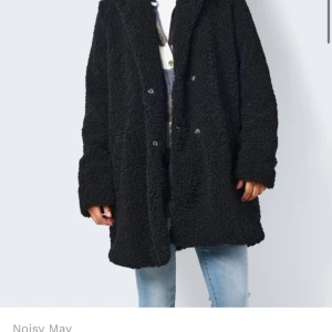 Kappa - Säljer denna fina svarta teddykappa från Noisy may super fin, använd 1 tillfälle(begravning) så ny skick! Köptes för 749kr och säljer för 500kr. Strl XS 