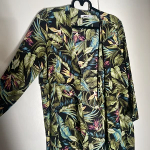 Öppen lång blus  - Knappt använd öppen blus