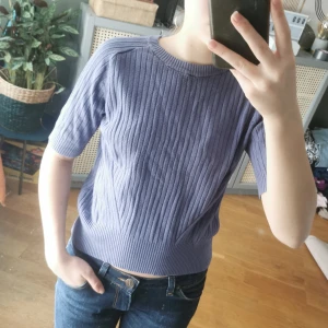 Trendig tröja!  - Jättesnygg stickad t-shirt! Den är i gott skick då den endast varit använd ett fåtal gånger. Storleken är m men den passar även mig med xs. Skriv för mer info💝
