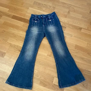 Halvt lågmidjade bootcut jeans  - Väldigt bra skick bara lite för korta och för små för mig. Storlek S 🫶