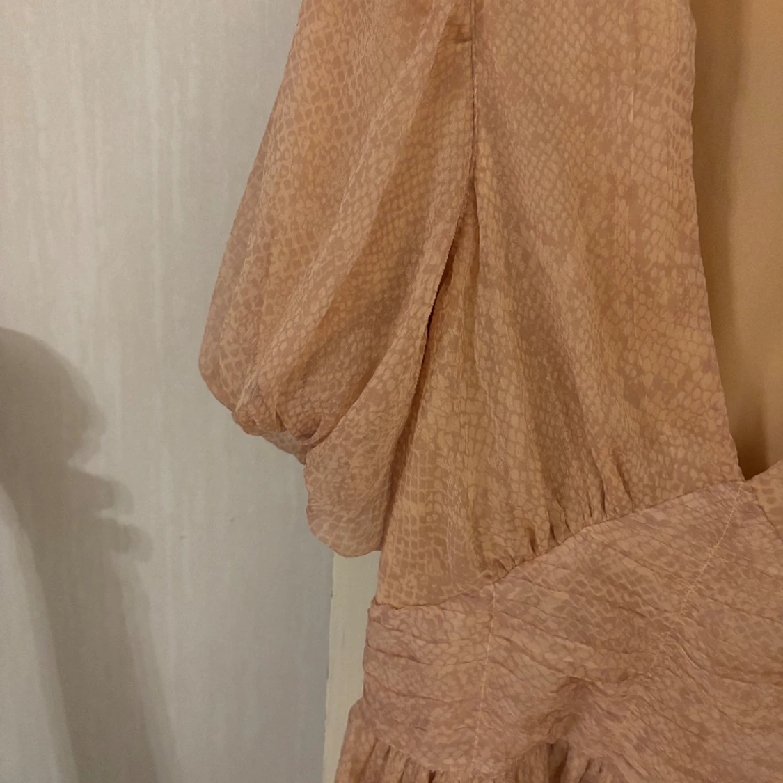 Jättesöt klänning i puder rosa orm skinn mönstrad - 90