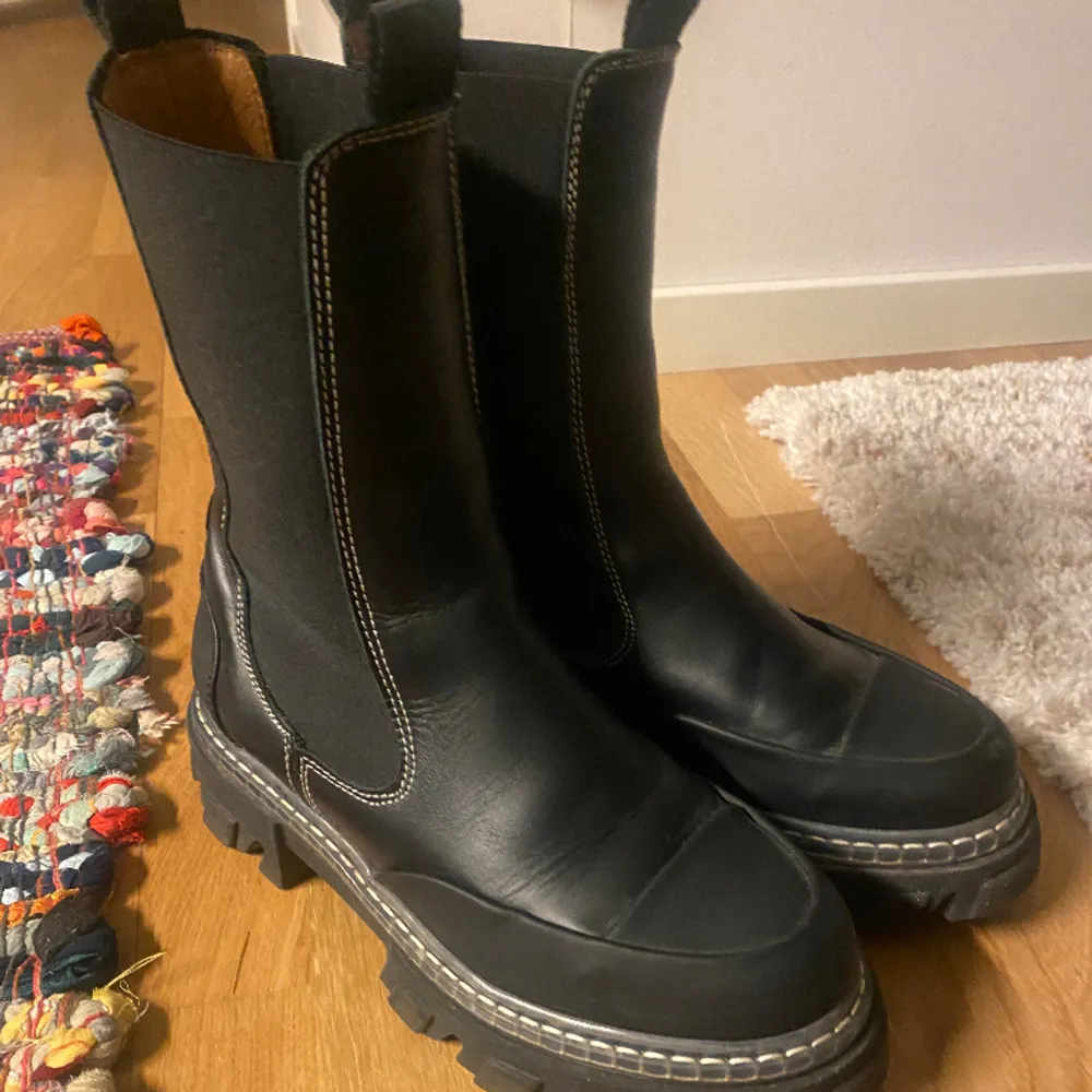 Nästintill oanvända boots från ganni i storlek 40, dock lite små i storleken.  Nypris 3799kr säljer dom för 2000 pris går att diskutera 💖. Skor.