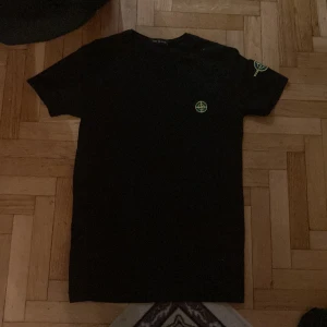 Stone island t shirt - Hej! Säljer en stone island t-shirt i size S, aldrig använd och i bra skick