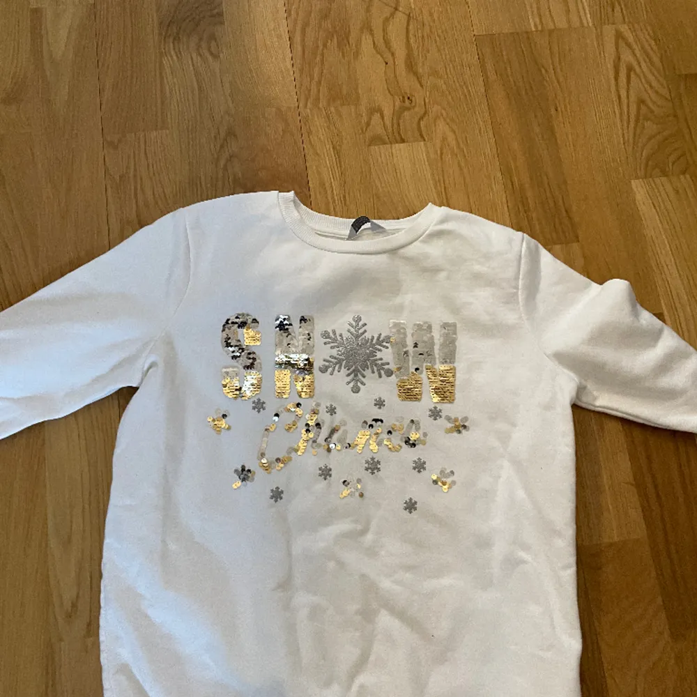 En vit tröja i bra skick med texten ”snow chance” på😊💘. Tröjor & Koftor.