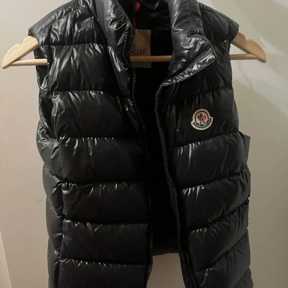 Selling a moncler vest! Very good condition. Only used a couple of times so its almost brand new. It is real and the qr code works. Size is 164 but fits xs/s. Dm me if you have more questions or you want more pictures🥰. Jackor.
