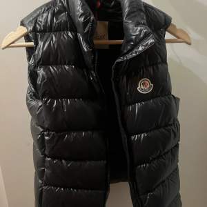 Selling a moncler vest! Very good condition. Only used a couple of times so its almost brand new. It is real and the qr code works. Size is 164 but fits xs/s. Dm me if you have more questions or you want more pictures🥰