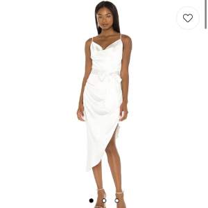 Säljer denna klänning från Revolve i storlek M! Endast använd en gång så i toppskick! Perfekt till bal eller avslutning eller liknande🙌🏼