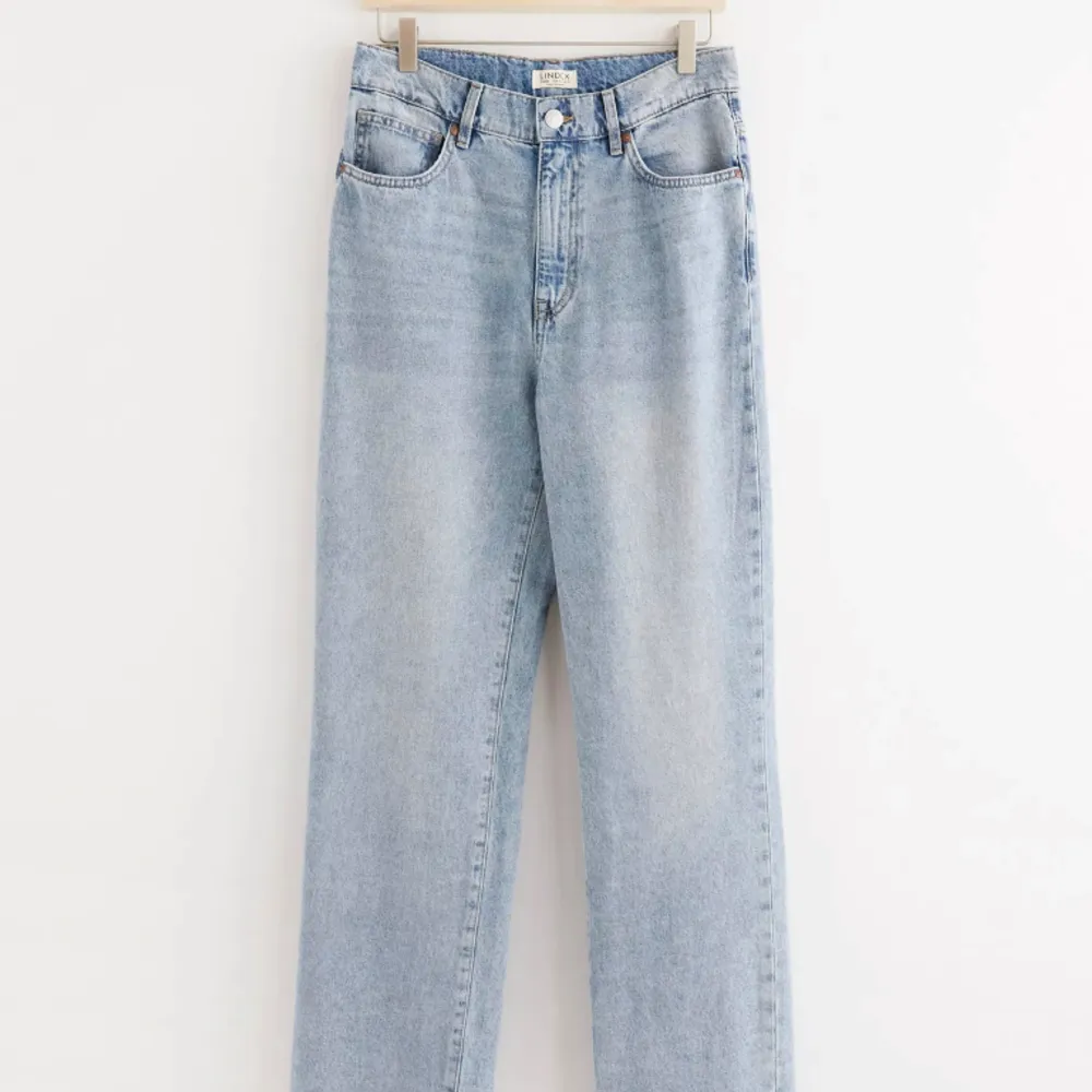Ljusblåa jeans från Lindex sällan använda, väldigt mjuka och sitter snyggt.   Storlek: 44  Ordinarie pris: 499:-. Jeans & Byxor.