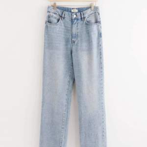 Ljusblåa jeans från Lindex sällan använda, väldigt mjuka och sitter snyggt.   Storlek: 44  Ordinarie pris: 499:-